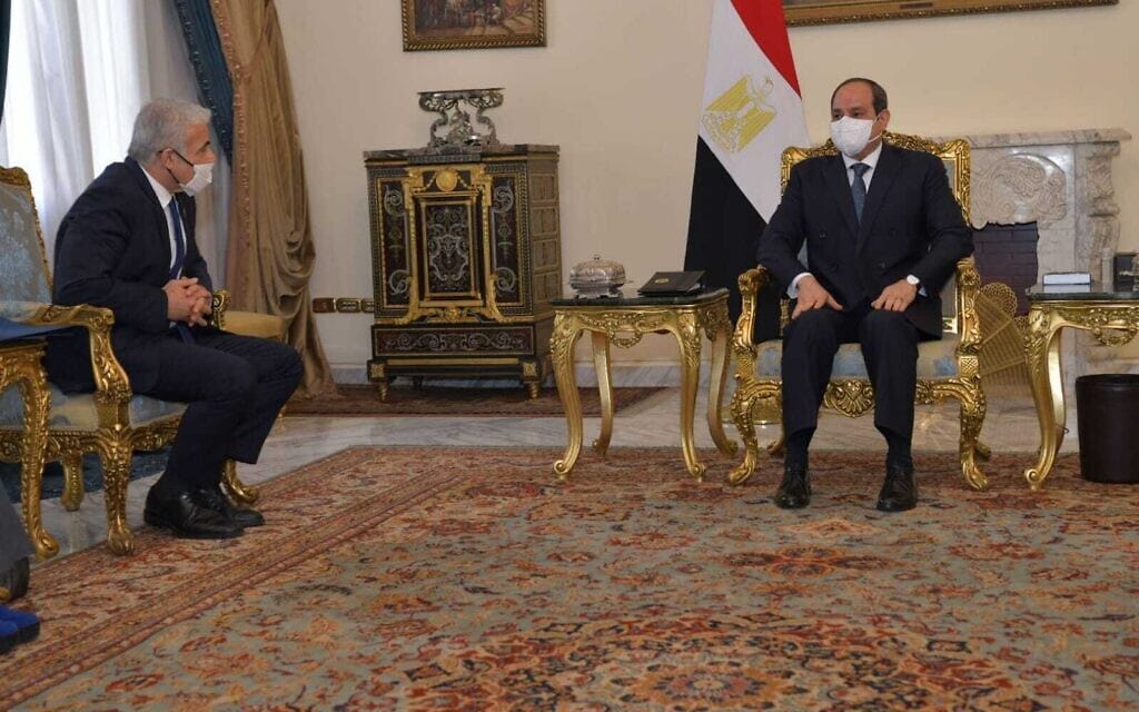 שר החוץ יאיר לפיד בפגישה עם נשיא מצרים עבד אל-פתאח א-סיסי, 9 בדצמבר 2021 (צילום: שלומי אמסלם)