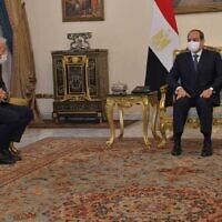 שר החוץ יאיר לפיד בפגישה עם נשיא מצרים עבד אל-פתאח א-סיסי, 9 בדצמבר 2021 (צילום: שלומי אמסלם)