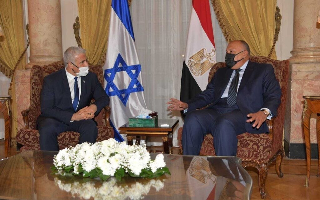שר החוץ יאיר לפיד עם שר החוץ המצרי סאמח שכרי, 9 בדצמבר 2021 (צילום: שלומי אמסלם)
