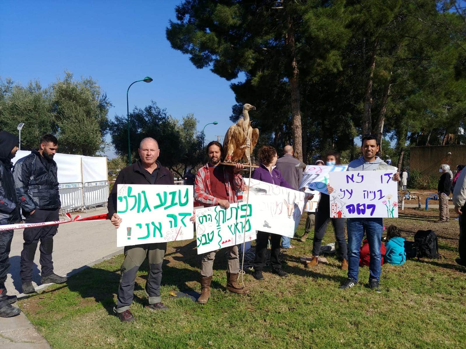 פעילי סביבה במחאה נגד פיתוח מואץ בגולן, 26 בדצמבר 2021 (צילום: שומרי הגולן)