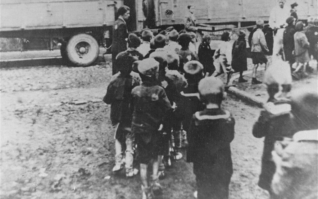 ילדים יהודים מגורשים מגטו לודז&#039; למחנה ההשמדה חלמנו שבפולין הכבושה (צילום: רשות הציבור)