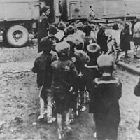 ילדים יהודים מגורשים מגטו לודז' למחנה ההשמדה חלמנו שבפולין הכבושה (צילום: רשות הציבור)