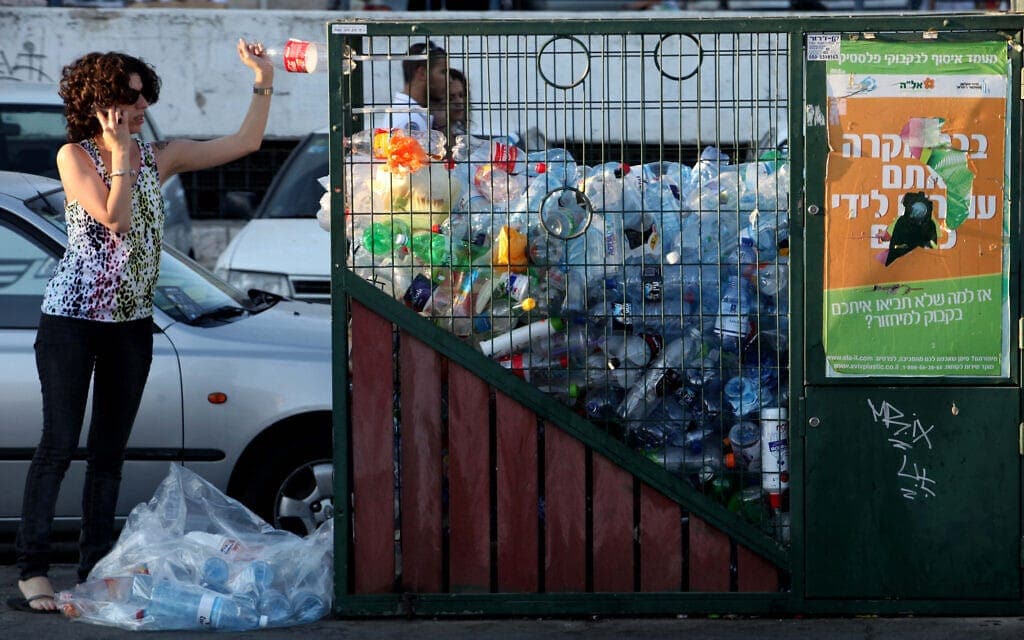 עולם הולך ונעלם: הקץ למיחזוריות הבקבוקים ברחבי הערים (צילום: נתי שוחט/פלאש90)