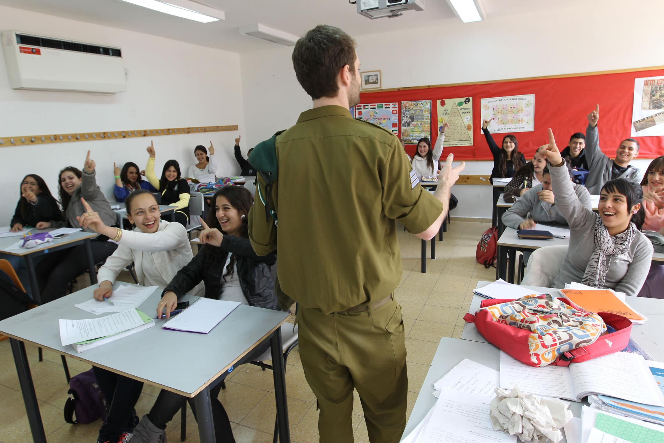 חייל מיחידת 8200 מבקר בכיתה בתיכון בבית שמש (צילום: נתי שוחט/פלאש90)