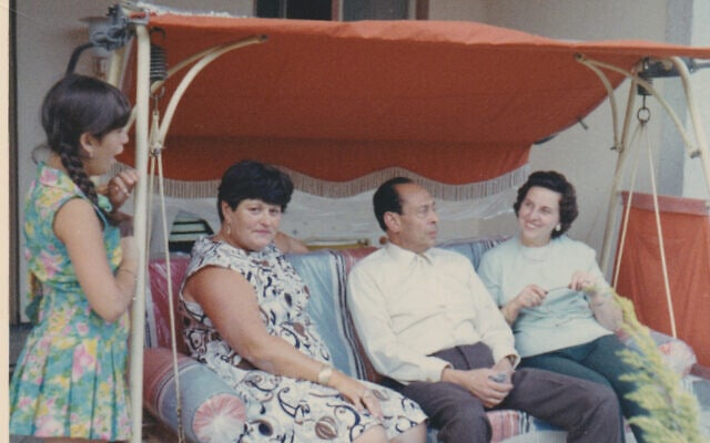 מוחמד חלמי ואשתו לצד אנה בורוס גוטמן ובתה (צילום: באדיבות יד ושם)