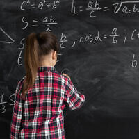 ילדה לומדת מתמטיקה. אילוסטרציה (צילום: iStock)