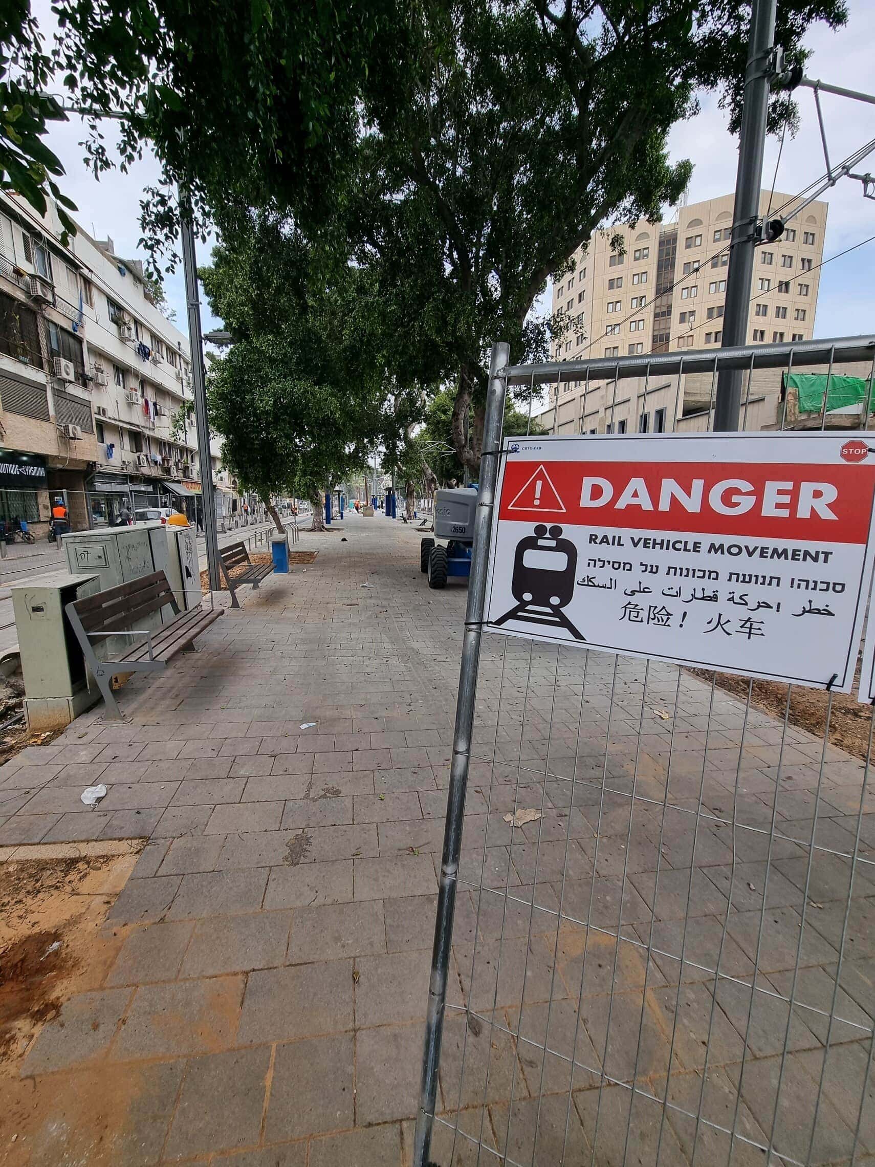 שדרות ירושלים, דצמבר 2021: מקטע ארוך בלי שביל אופניים (צילום: אביב לביא)