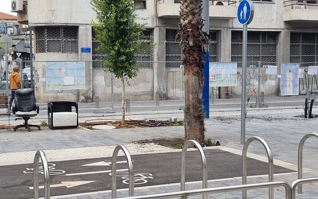 שדרות ירושלים, דצמבר 2021: שביל האופניים מסתיים לפתע (צילום: אביב לביא)