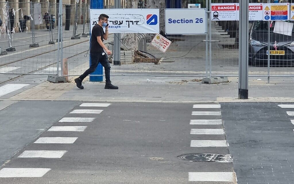 שדרות ירושלים, דצמבר 2021: בפינת דרך שלמה,שביל האופניים פתאום נגמר (צילום: אביב לביא) שדרות ירושלים, דצמבר 2021: בפינת דרך שלמה,שביל האופניים פתאום נגמר (צילום: אביב לביא)