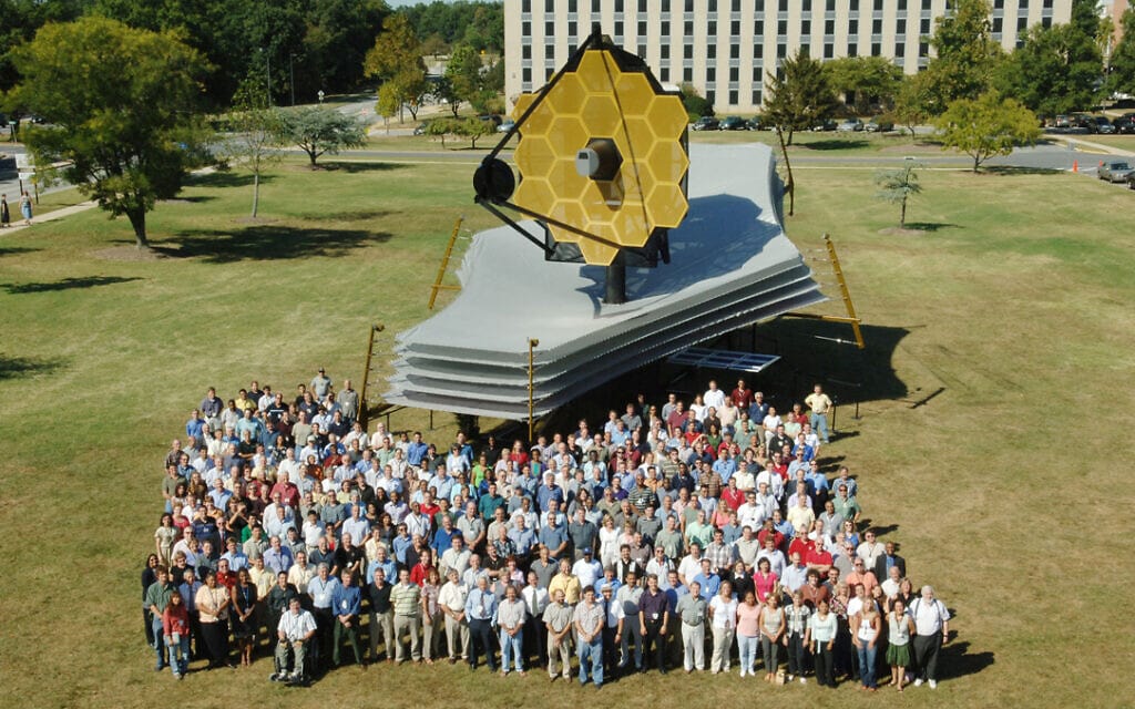 הטלסקופ ג&#039;יימס ווב וכל הצוות של נאס&quot;א שבנה אותו (צילום: NASA)