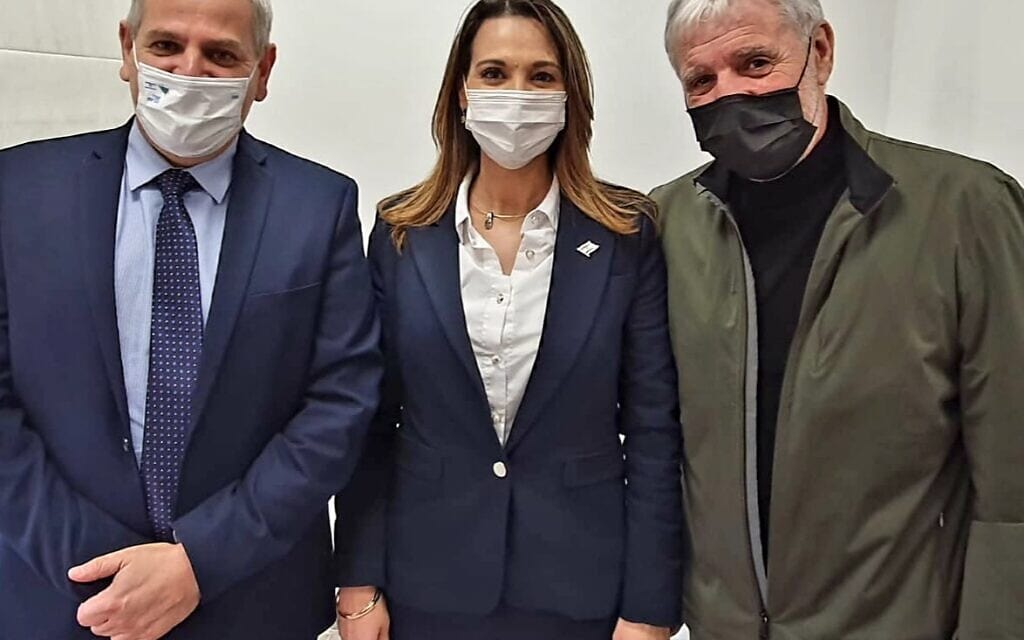 שר הבריאות ניצן הורוביץ, שרת החינוך יפעת שאשא-ביטון ושר הרווחה מאיר כהן בצילום משותף אחרי ישיבה שקיימו שבה הוחלט להקים צוות בינמשרדי להתמודדות עם משבר בריאות הנפש, 30.12.2021 (צילום: משרד הבריאות) שר הבריאות ניצן הורוביץ, שרת החינוך יפעת שאשא-ביטון ושר הרווחה מאיר כהן בצילום משותף אחרי ישיבה שקיימו שבה הוחלט להקים צוות בינמשרדי להתמודדות עם משבר בריאות הנפש, 30.12.2021 (צילום: משרד הבריאות)