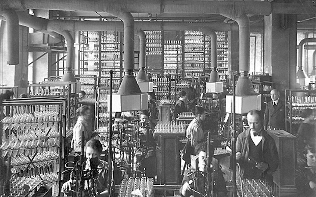 מפעל אוסרם בגרמניה לייצור נורות לפני מלחמת העולם השנייה (צילום: ארכיון סימנס)