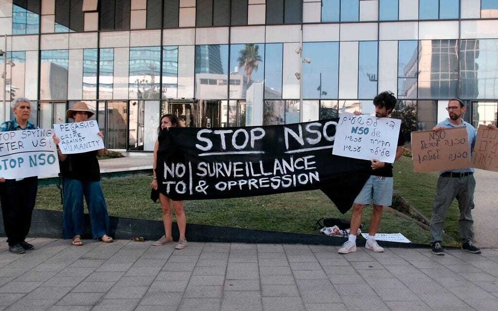 הפגנה מחוץ למשרדי NSO בהרצליה, 25 ביולי 2021 (צילום: Eddie Gerald / Alamy)