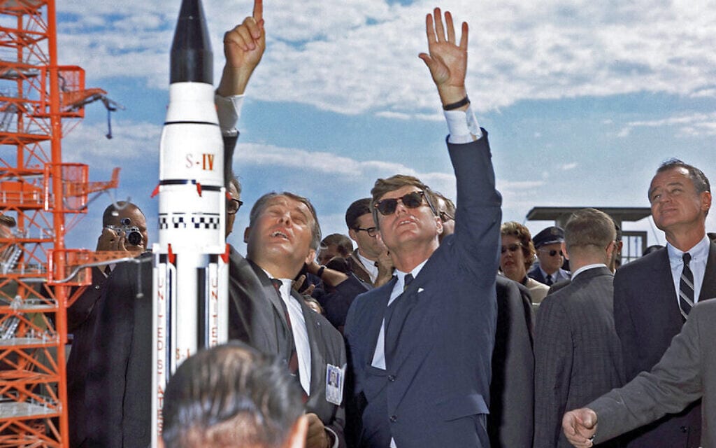 ורנר פון בראון והנשיא האמריקאי ג&#039;ון פ. קנדי בשיגור טיל (צילום: רשות הציבור)