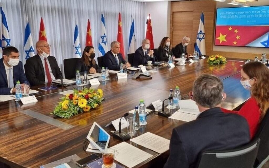 שר החוץ יאיר לפיד לצד גורמים נוספים בוועדת החדשנות של ישראל-סין, 24 בינואר 2022 (צילום: משרד החוץ)