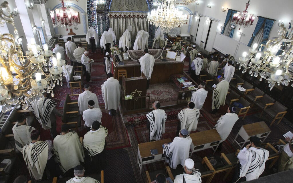 יהודים מתפללים בבית כנסת בטהרן, 23 באפריל 2011 (צילום: AP Photo/Vahid Salemi)