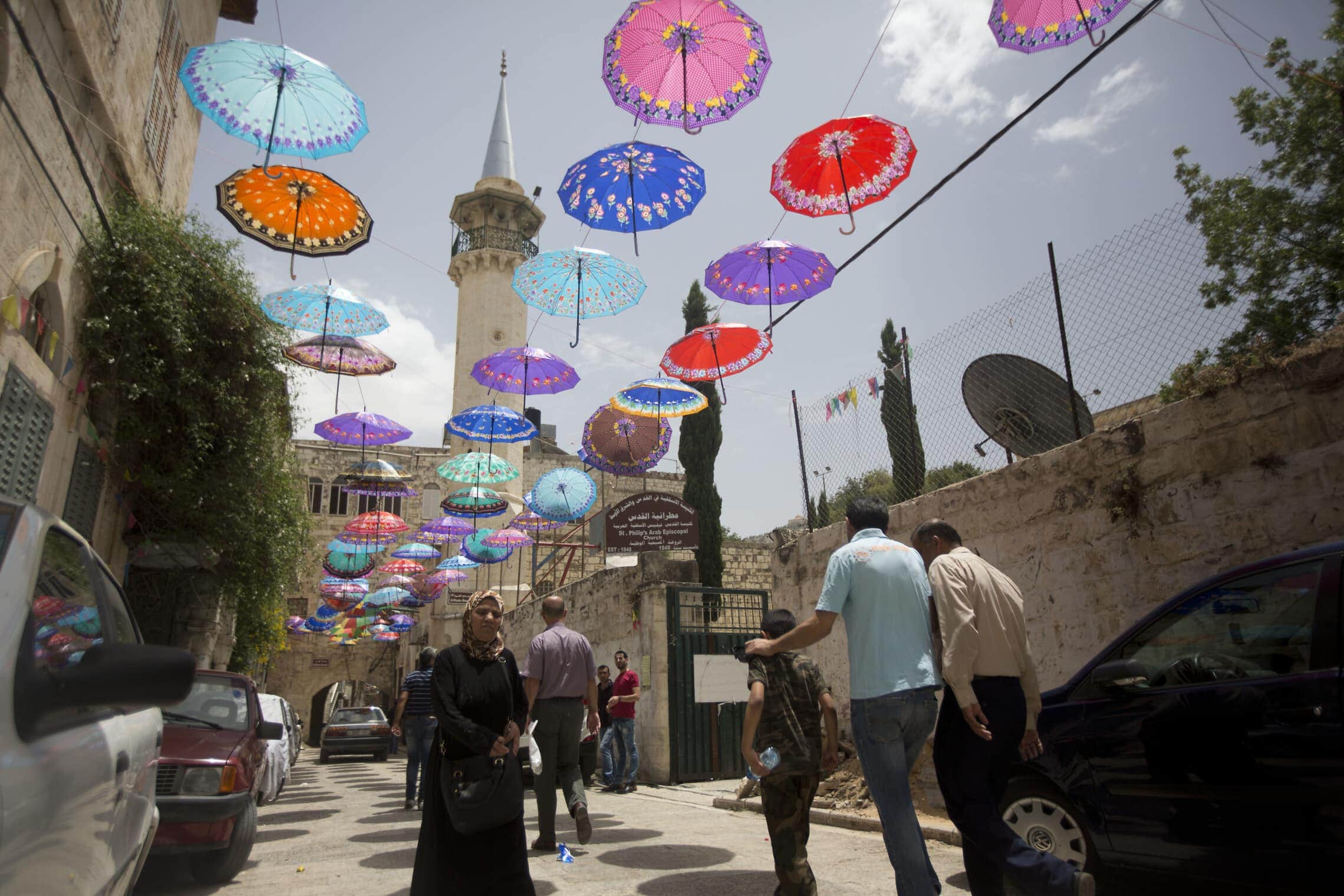 פלסטינים מטיילים בסוף השבוע בעיר העתיקה של שכם (צילום: AP Photo/Majdi Mohammed)