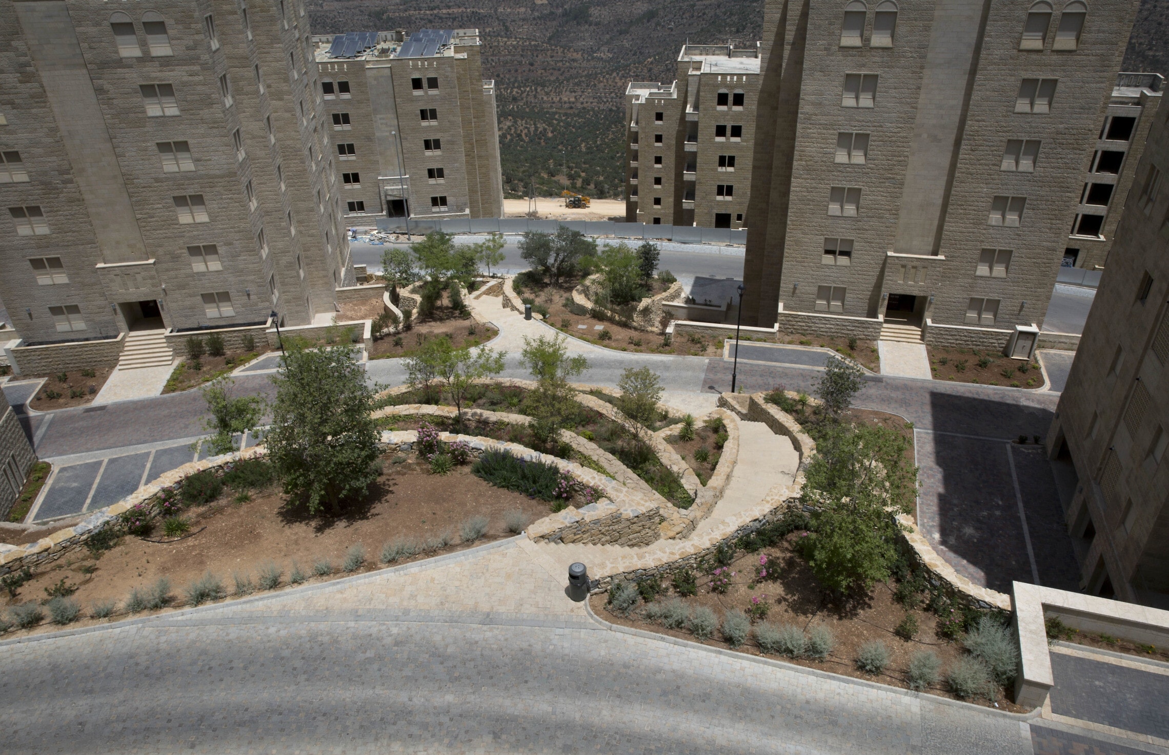 שכונת מגדלי דירות בעיר רוואבי בגדה המערבית (צילום: AP Photo/Nasser Nasser)