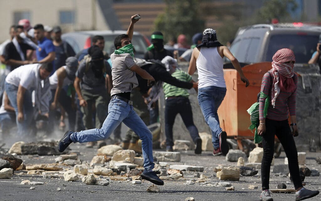 סטודנטים תומכי חמאס באוניברסטית ביר זית מתפרעים בהתנגשות עם כוחות צה"ל בקמפוס (ארכיון) (צילום: AP Photo/Majdi Mohammed)