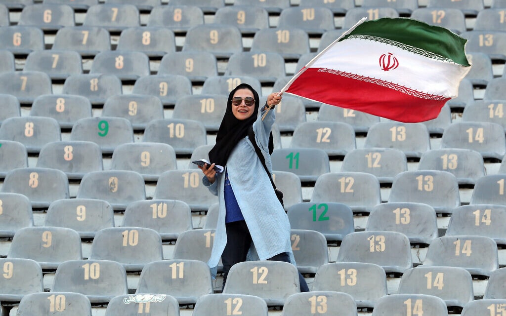 אישה איראנית באצטדיון אזאדי בטהרן במשחק המוקדמות למונדיאל 2022 בין איראן וקמבודיה, 10 באוקטובר 2019 (צילום: AP Photo/Vahid Salemi)