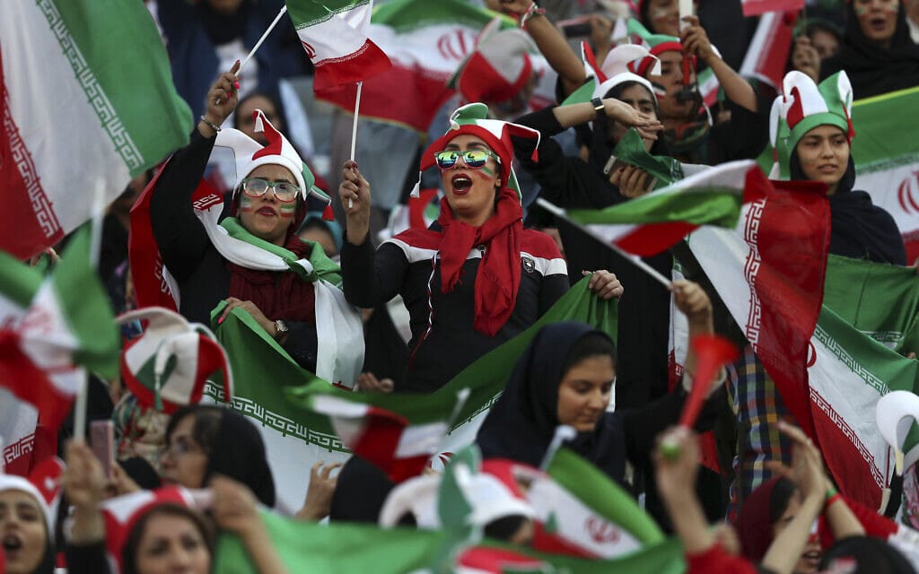 נשים איראניות באצטדיון אזאדי בטהרן במשחק המוקדמות למונדיאל 2022 בין איראן וקמבודיה, 10 באוקטובר 2019 (צילום: AP Photo/Vahid Salemi)
