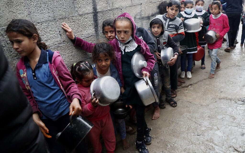 ילדים בעזה עומדים בתור לקבל מרק חינם, פברואר 2021 (צילום: AP Photo/Adel Hana)