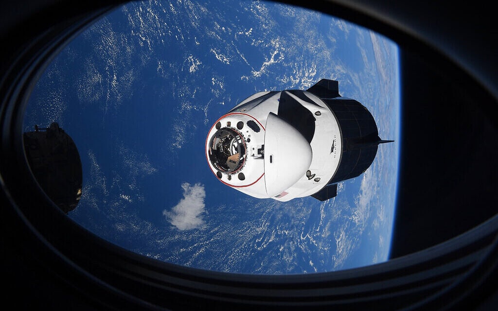 החללית המאוישת דרגון של SpaceX מגיעה לתחנת החלל הבינלאומית לצורך עגינה, 24 באפריל 2021 (צילום: נאס&quot;א, באמצעות AP/ארכיון)