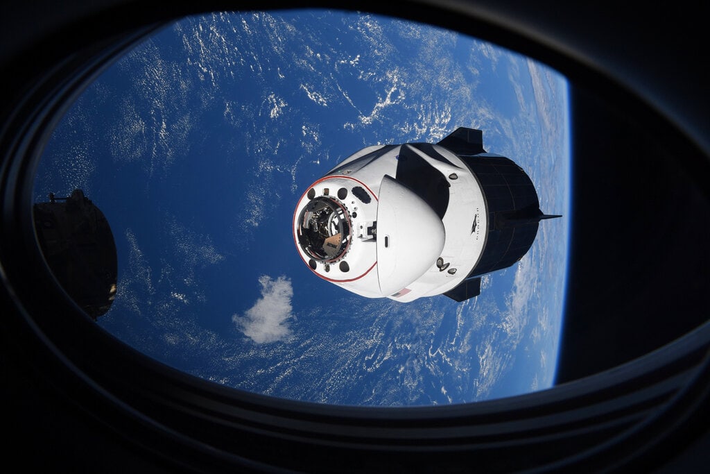 החללית המאוישת דרגון של SpaceX מגיעה לתחנת החלל הבינלאומית לצורך עגינה, 24 באפריל 2021 (צילום: נאס&quot;א, באמצעות AP/ארכיון)