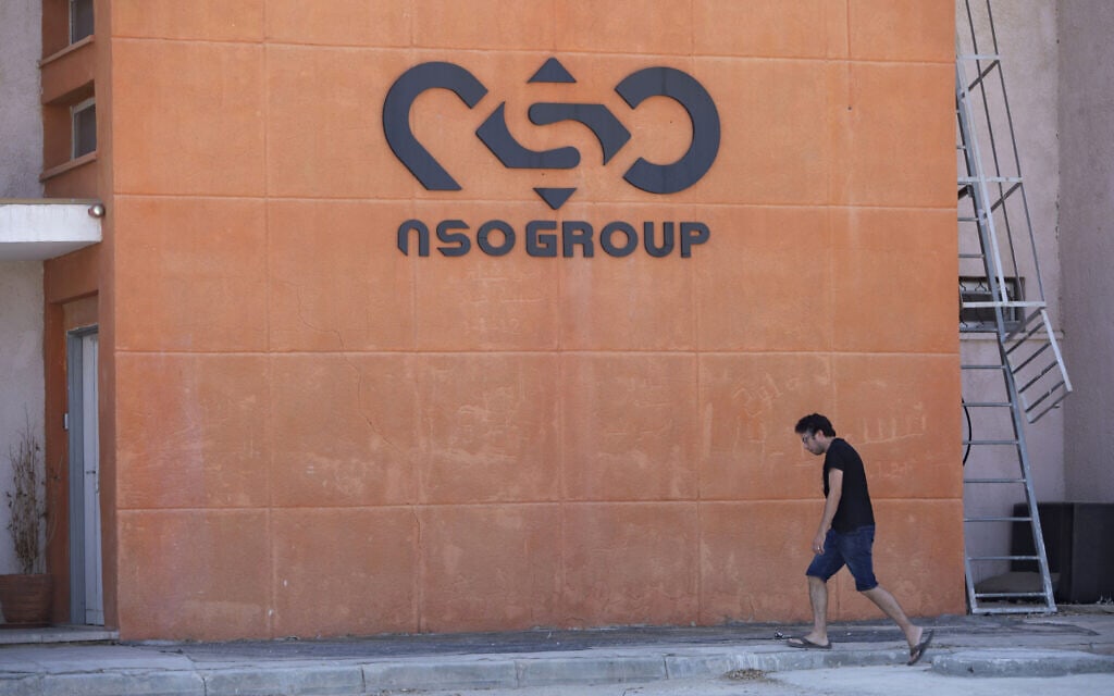 הלוגו על המשרדים הישראליים של קבוצת NSO ליד ספיר, 24 באוגוסט, 2021 (צילום: AP Photo/Sebastian Scheiner, File)