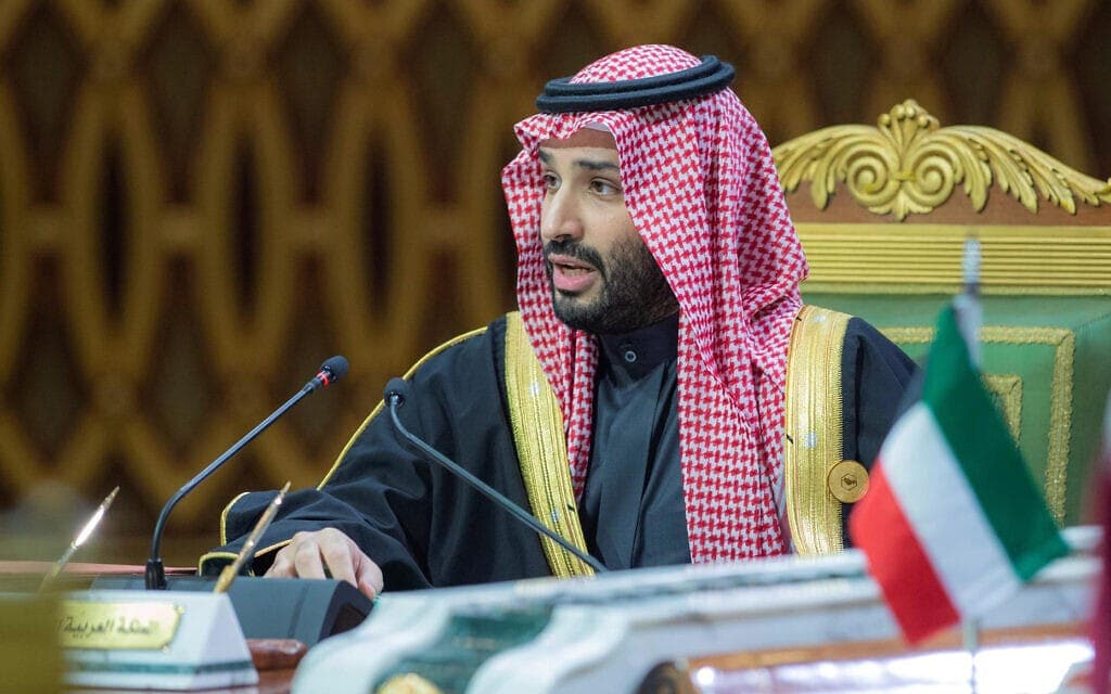 יורש העצר הסעודי מוחמד בן סלמאן מדבר בוועידת מועצת שיתוף הפעולה של מדינות המפרץ בריאד, סעודיה, 14 בדצמבר 2021 (צילום: Bandar Aljaloud/Saudi Royal Palace via AP)