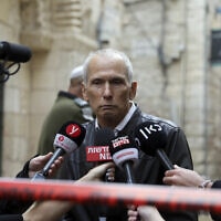 השר לביטחון פנים עמר בר-לב בזירת הפיגוע בירושלים, 21 בנובמבר 2021 (צילום: AP Photo/Mahmoud Illean)