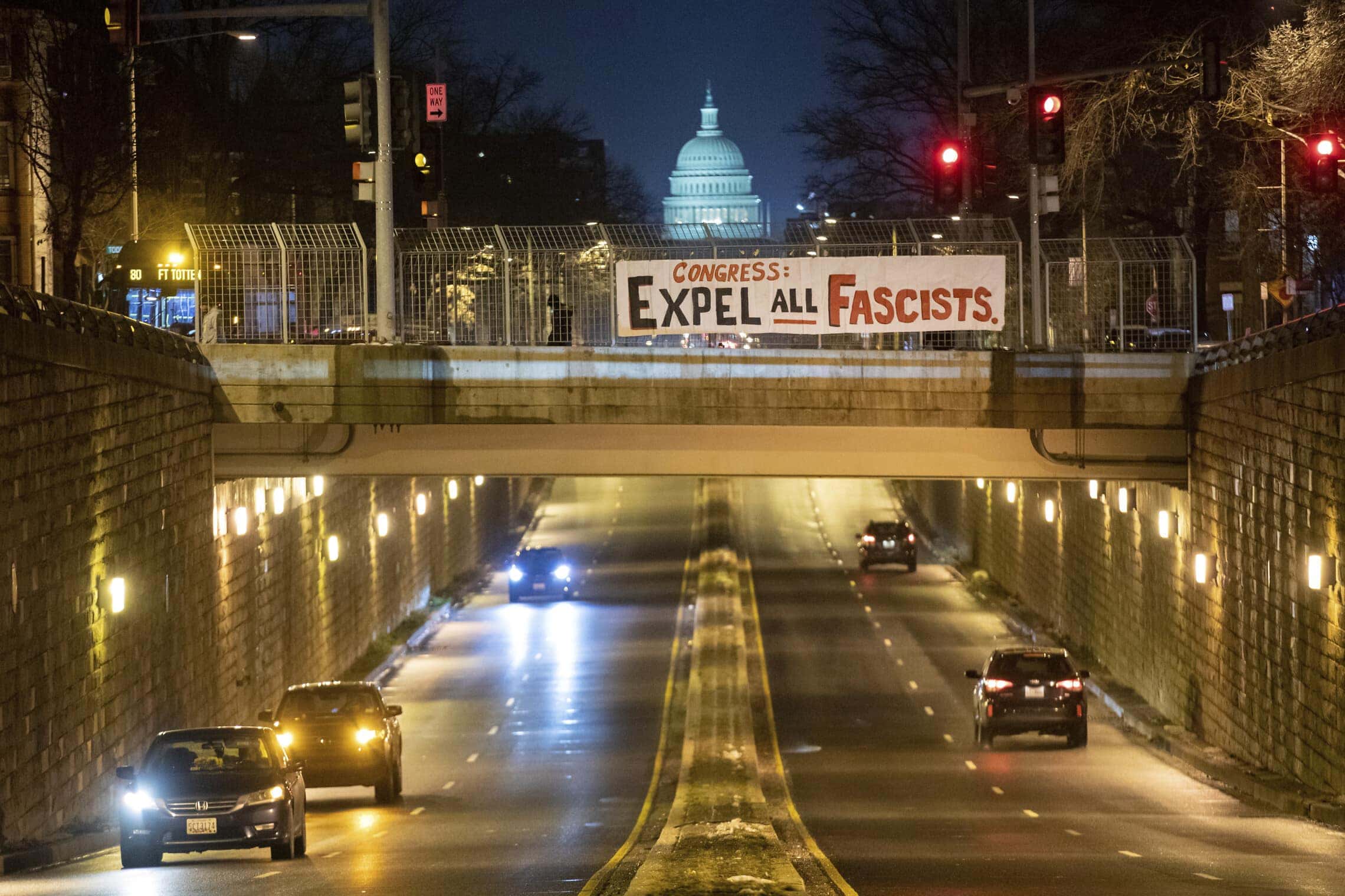 שלט שנתלה בדרך לגבעת הקפיטול הקורא לקונגרס &quot;לסלק את כל הפשיסטים&quot;, במלאת שנה לאירועי ההסתערות על הקפיטול. 5 בינואר 2022 (צילום: AP Photo/Amanda Andrade-Rhoades)