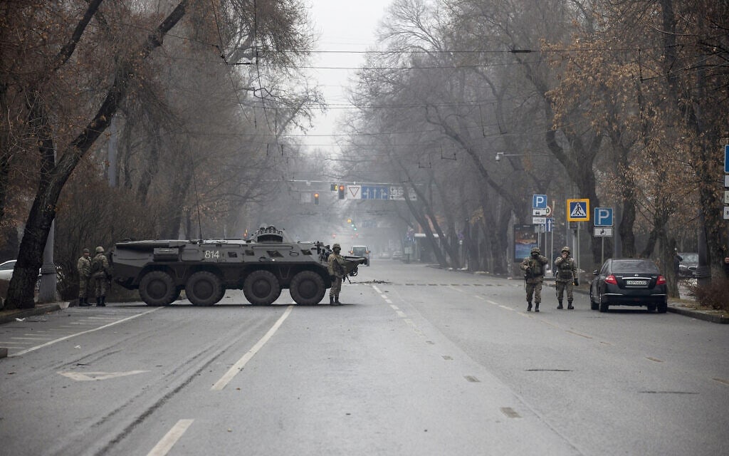 חיילים קזחים משתלטים על רחוב ראשי באלמטי אחרי הפגנות סוערות שם, 7 בינואר 2022 (צילום: AP Photo/Vasily Krestyaninov)
