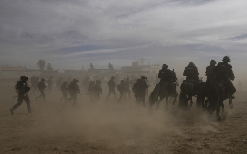 כוחות הביטחון בהפגנת בדואים על רקע הנטיעות בנגב, 12 בינואר 2022 (צילום: AP Photo/Mahmoud Illean)