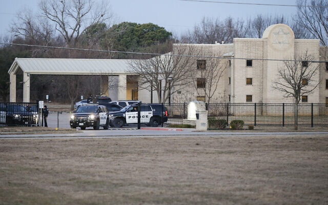 כוחות משטרה ליד בית הכנסת בית ישראל בקולוויל שבטקסס, 16 בינואר 2022 (צילום: Brandon Wade, AP)