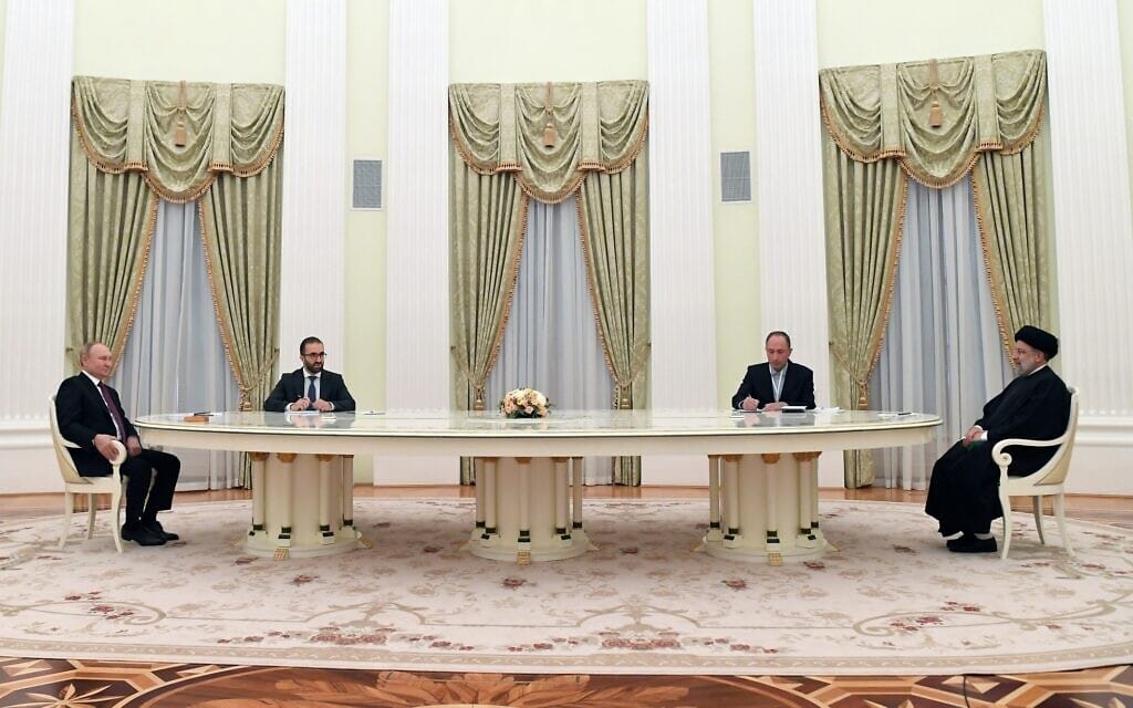 נשיא איראן אבראהים ראיסי בפגישת פסגה עם נשיא רוסיה ולדימיר פוטין בקרמלין, 19 בינואר 2022 (צילום: Pavel Bednyakov, Sputnik, Kremlin Pool Photo via AP)