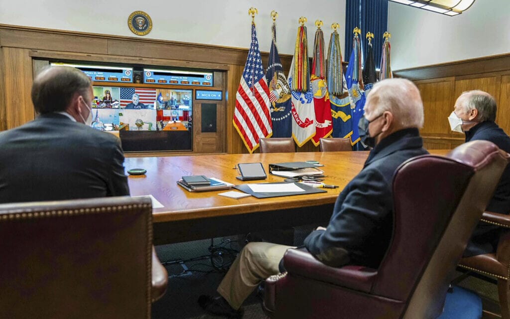 נשיא ארה&quot;ב ג&#039;ו ביידן בהתייעצויות עם צוות הביטחון הלאומי ובכירים בממשל בנוגע למצב עם רוסיה באוקראינה, 22 בינואר 2022 (צילום: The White House via AP)