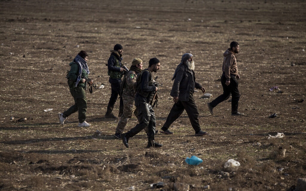 כוחות צבא סוריה מלווים איש דאע&quot;ש באל חסאקה, 26 בינואר 2022 (צילום: AP Photo/Baderkhan Ahmad)