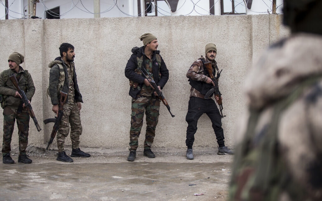 כוחות צבא סוריה ליד הכלא באל-חסאקה שאליו פרצו כוחות דאע"ש, 27 בינואר 2022 (צילום: AP Photo/Baderkhan Ahmad)