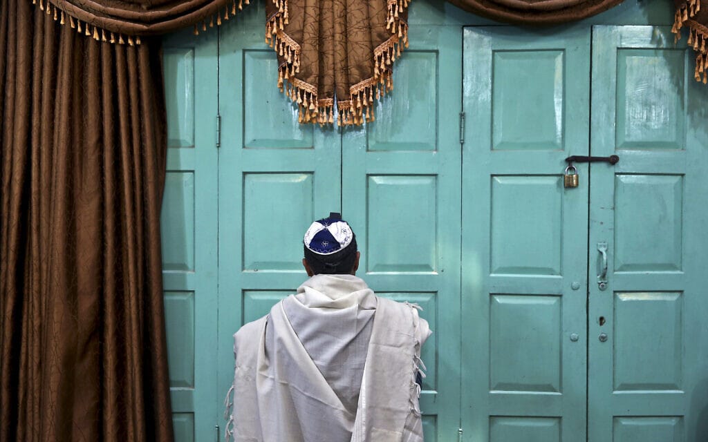 יהודי איראני מתפלל בבית כנסת בעיר יזד, 20 בנובמבר 2014 (צילום: AP Photo/Ebrahim Noroozi)