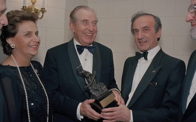אורה הרצוג לצד בעלה, הנשיא חיים הרצוג, כשהוא מקבל את פרס אמנת השלום של מועצת בתי הכנסת של אמריקה בניו יורק, 14 בנובמבר 1987 (צילום: David Bookstaver, AP)
