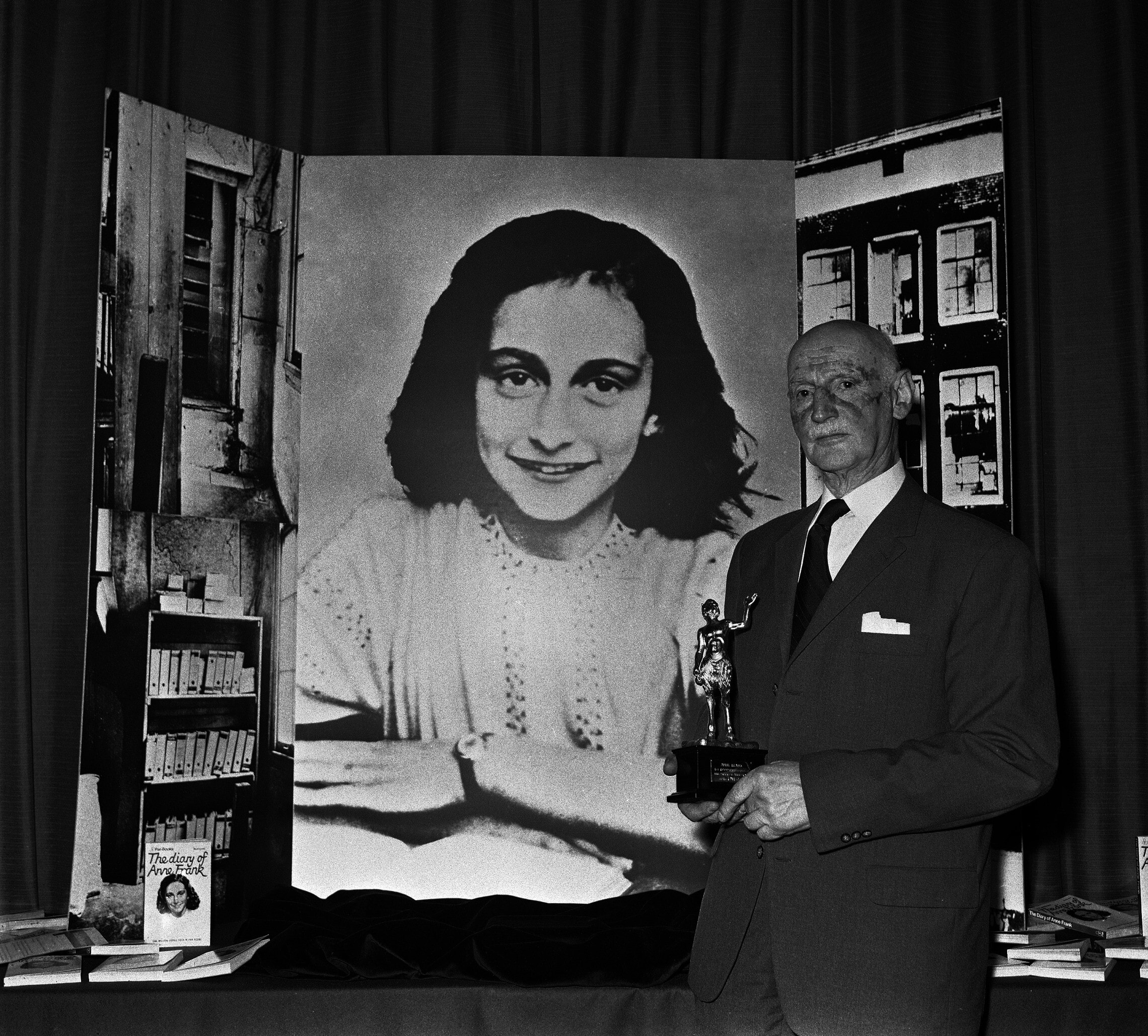 אוטו פרנק, אביה של אנה פרנק, מקבל פרס על מכירת מעל מיליון עותקים של &quot;יומנה של אנה פרנק&quot; באנגליה, 1971 (צילום: AP Photo/Dave Caulkin)