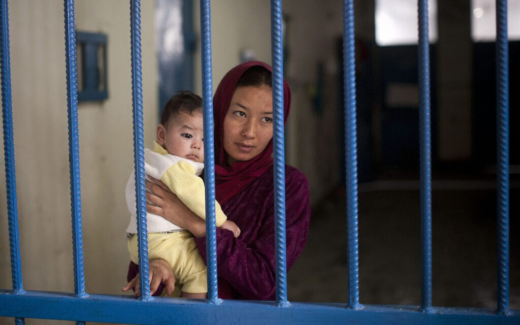 אילוסטרציה: אסירה אפגנית עם בנה התינוק בכלא נשים בקאבול, אפגניסטן, מרץ 2013 (צילום: AP Photo/Anja Niedringhaus)