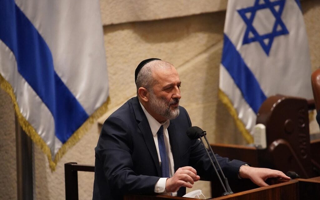 אריה דרעי נואם במליאת הכנסת בעת ההצבעה על חוק הגיוס, 17 בינואר 2022 (צילום: דני שם טוב, דוברות הכנסת)