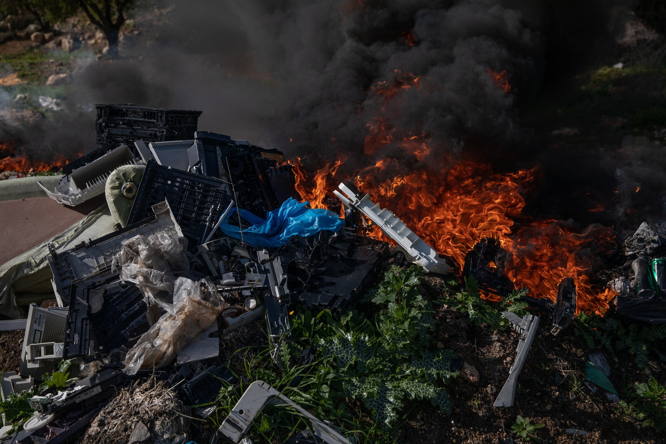 שריפת פסולת אלקטרונית בדיר סאמת, 11 בינואר 2019 (צילום: Tamir Kalifa)
