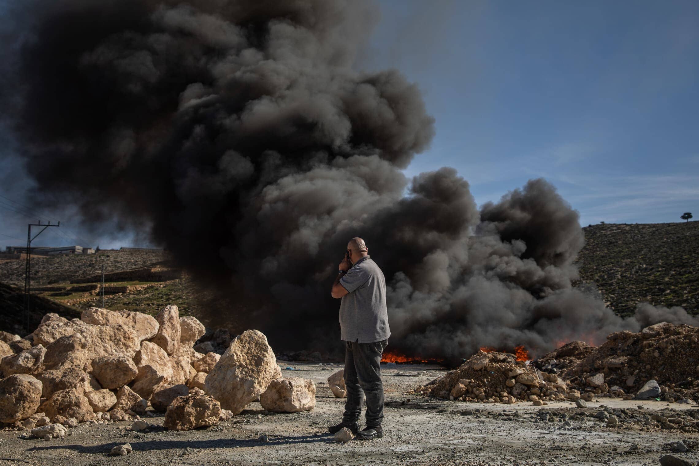 שריפת פסולת ליד העיר דורא שבאזור חברון (צילום: Tamir Kalifa)