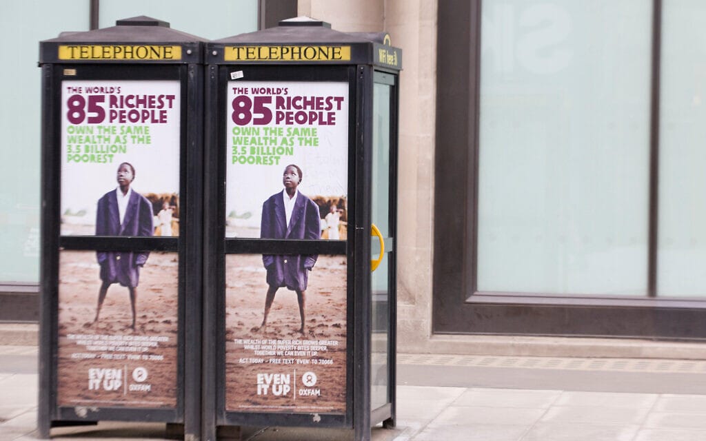 פרסומת רחוב של אוקספם על האי-שוויון העולמי בחלוקת העושר, 2015 (צילום: Alamy)