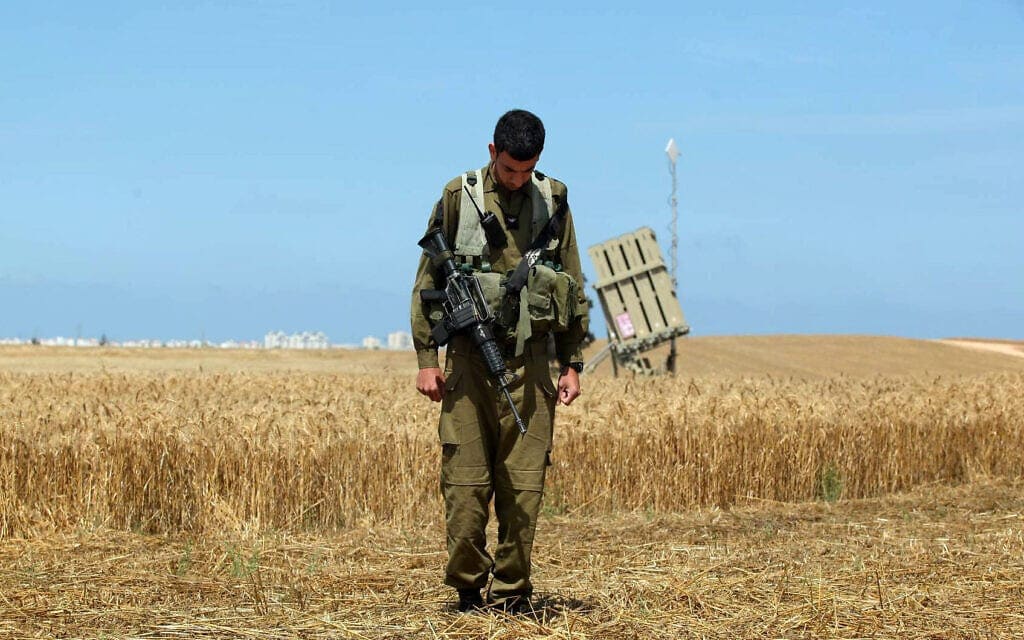 חייל עומד בסמוך לסוללת כיפת ברזל באשקלון, בצפירת יום הזיכרון לזכר חללי מערכות ישראל וקורבנות הטרור, 2011 (צילום: אדי ישראל/פלאש 90)
