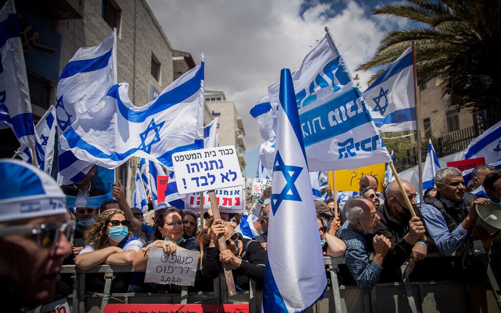 תומכיו של בנימין נתניהו מפגינים מחוץ לבית המשפט המחוזי בירושלים עם פתיחת משפטו, 24 במאי 2020 (צילום: יונתן זינדל/פלאש90)