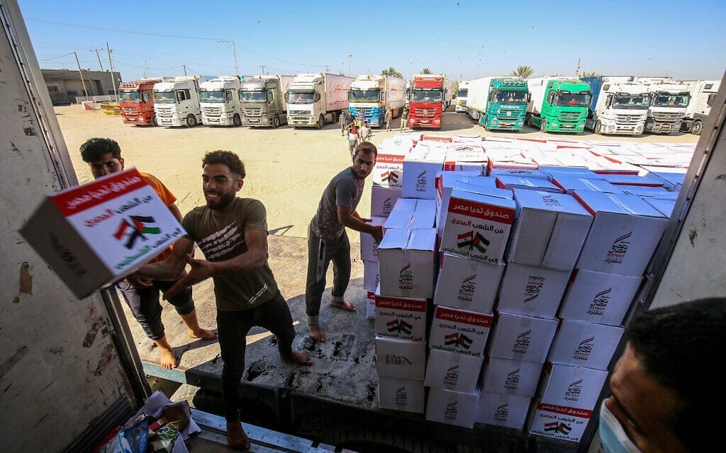משאיות אספקה ממצרים מגיעות למעבר הגבול רפיח עם מוצרים לסיוע לתושבי עזה, 23 במאי 2021 (צילום: Abed Rahim Khatib/Flash90)